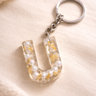 Alphabet “U” Pearl & Gold Flake Resin Keychain – Elegant Initial Letter Bag & Key Accessory